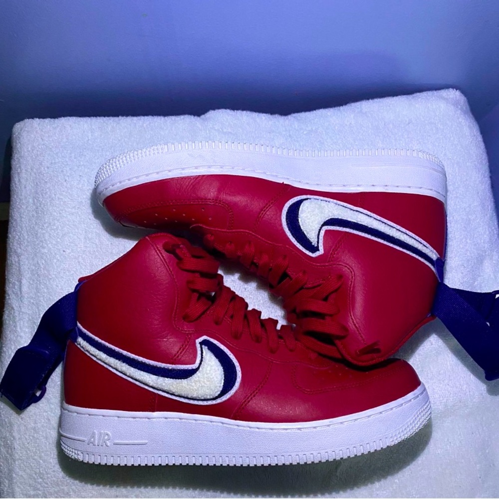 NIKE MEN AIR FORCE 1 HIGH 07 LV8 GYM
RED /WHITE-BLUE VOID-WHITE)